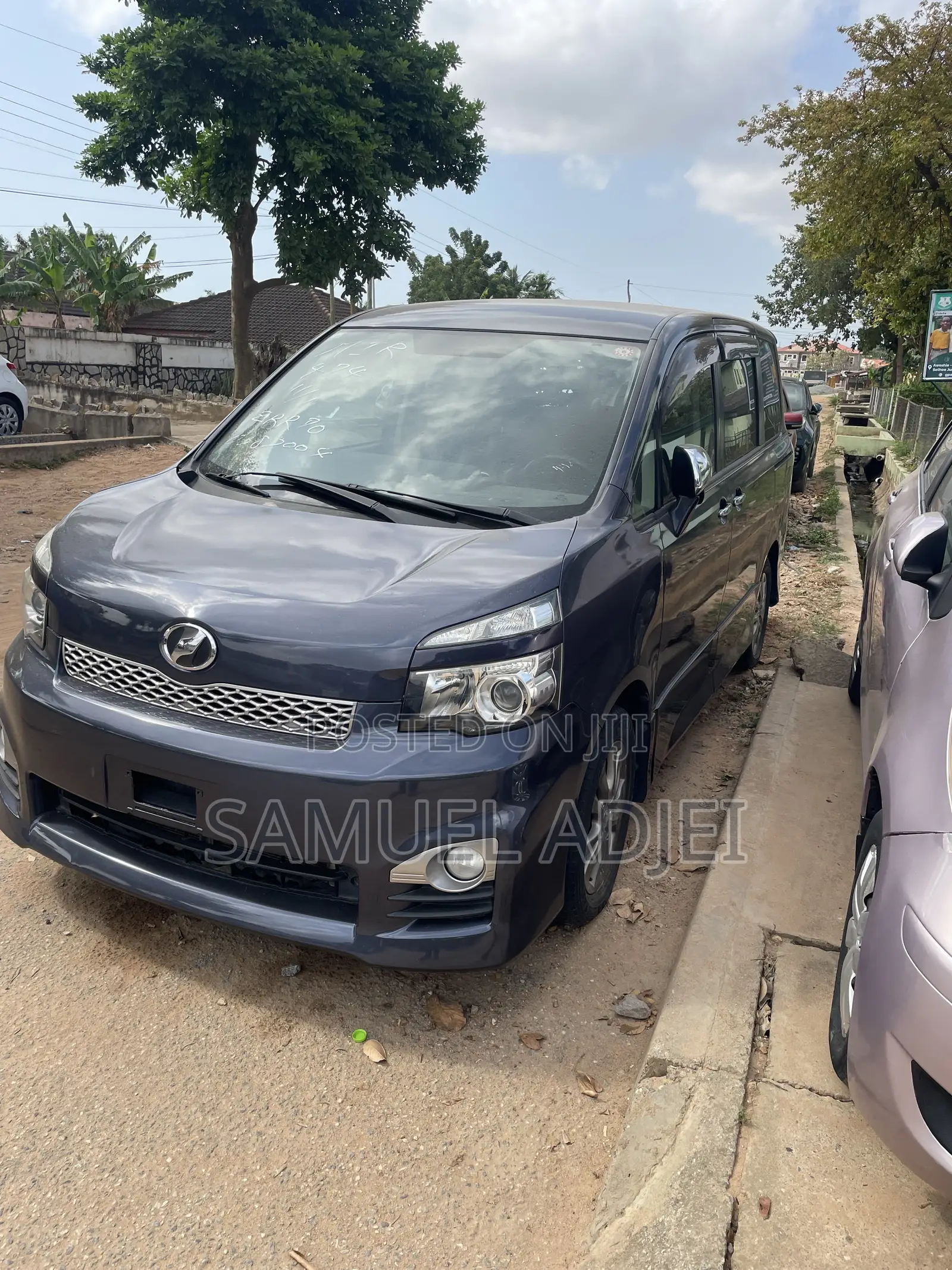 Toyota Voxy 2013