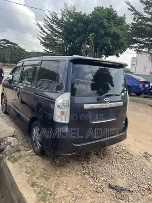 Toyota Voxy 2013