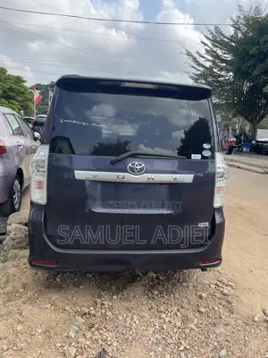 Toyota Voxy 2013