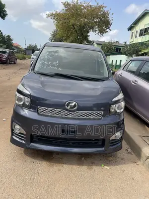 Toyota Voxy 2013