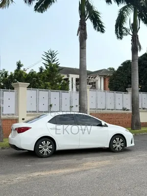 Toyota Corolla LE (1.8L 4cyl 2A) 2018 White