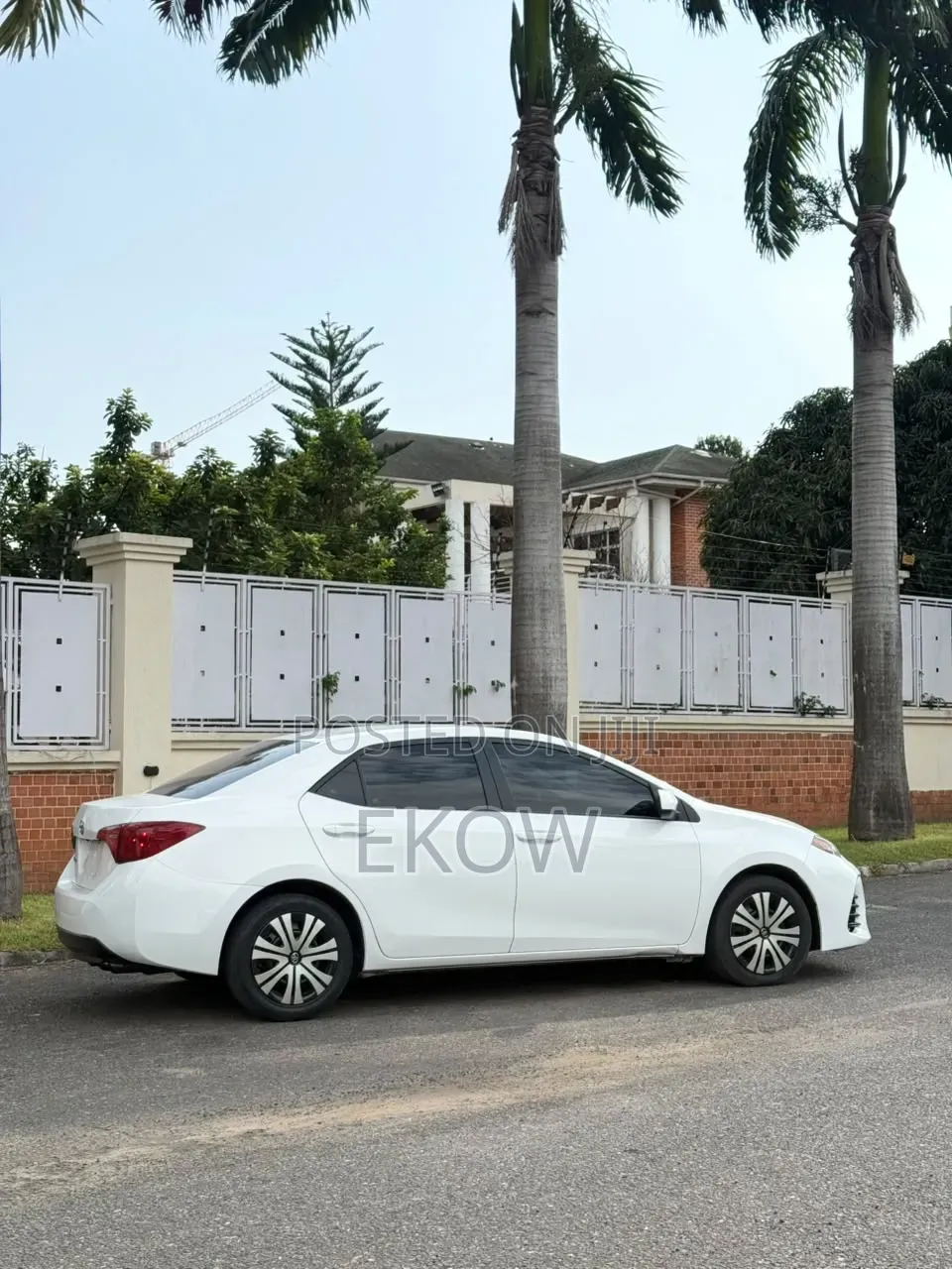 Toyota Corolla LE (1.8L 4cyl 2A) 2018 White