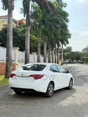 Toyota Corolla LE (1.8L 4cyl 2A) 2018 White