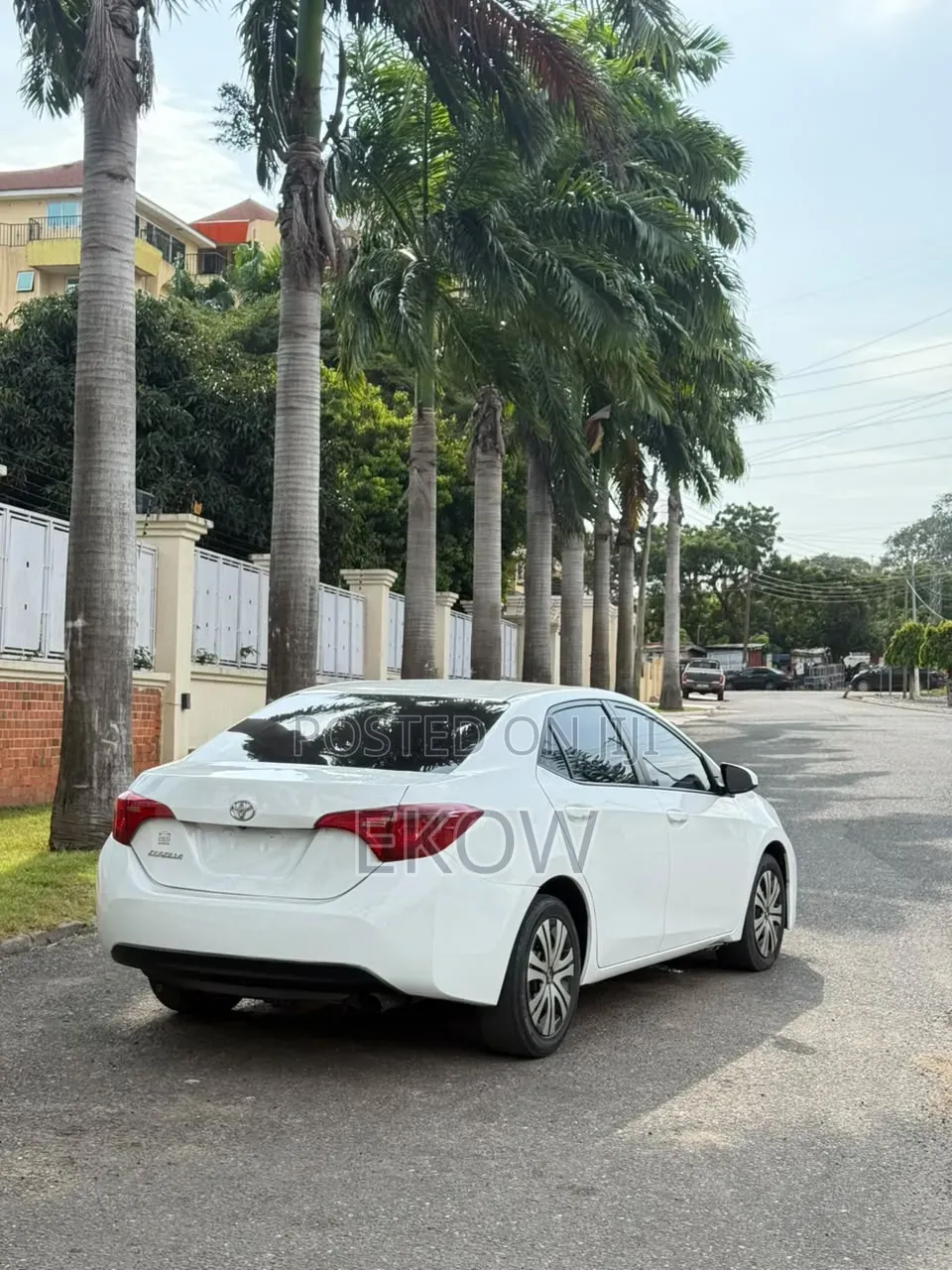 Toyota Corolla LE (1.8L 4cyl 2A) 2018 White