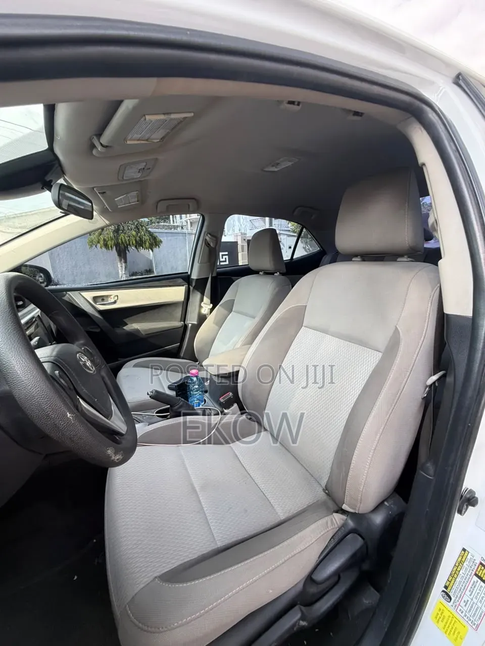 Toyota Corolla LE (1.8L 4cyl 2A) 2018 White