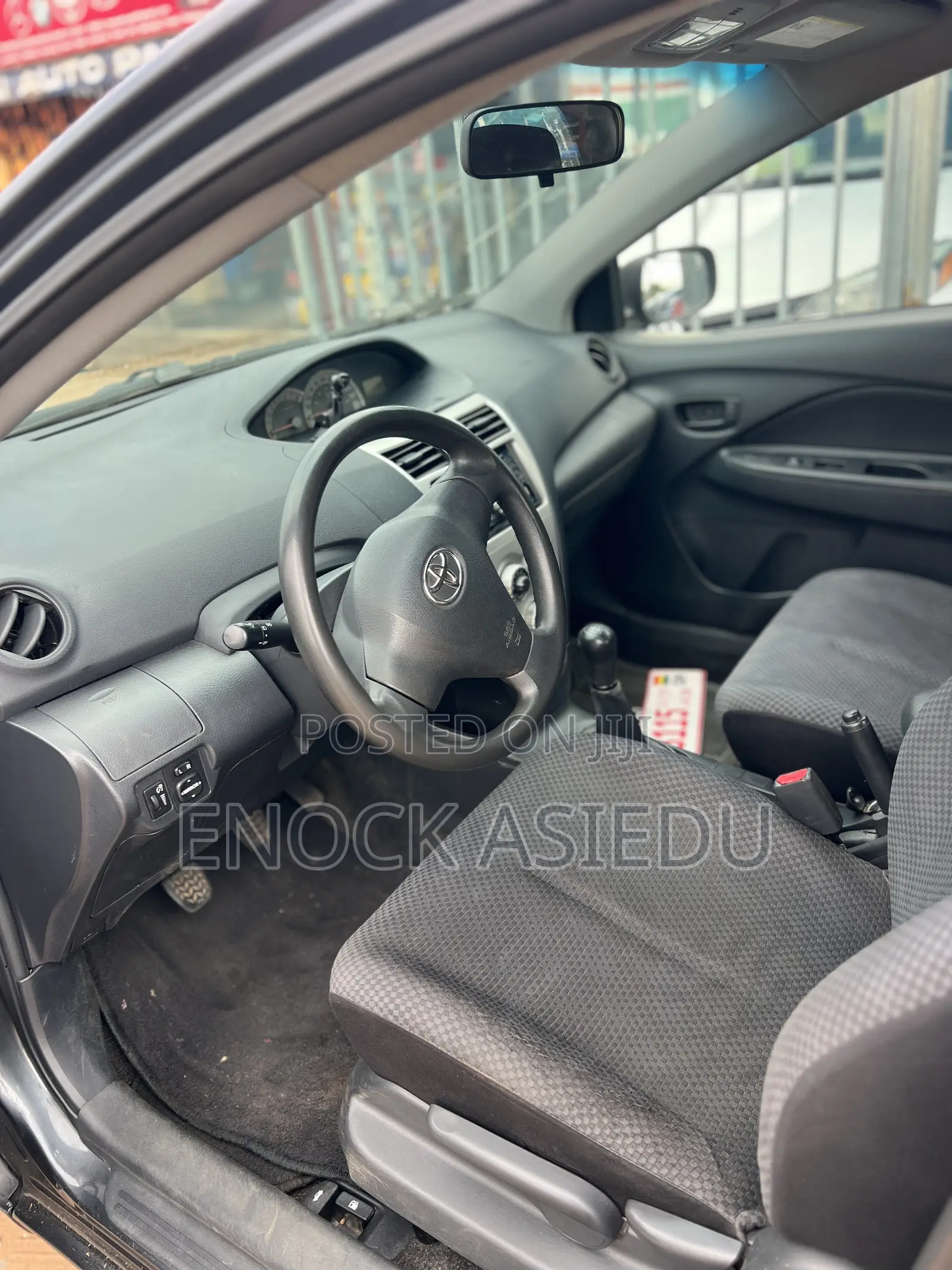 Toyota Yaris Base Sedan 4dr 2010 Gray