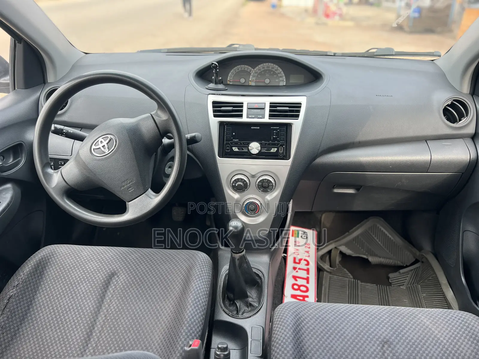 Toyota Yaris Base Sedan 4dr 2010 Gray