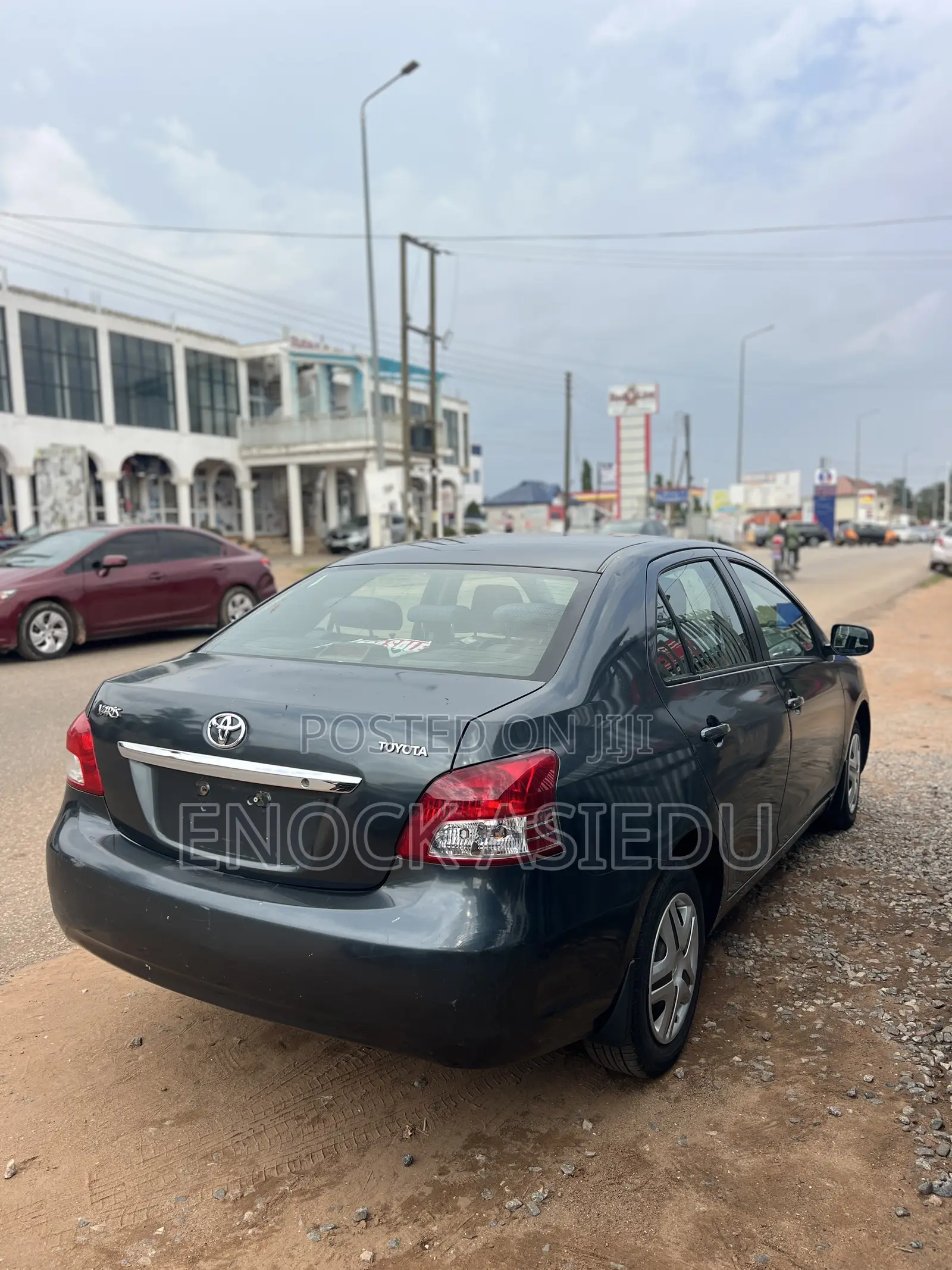 Toyota Yaris Base Sedan 4dr 2010 Gray