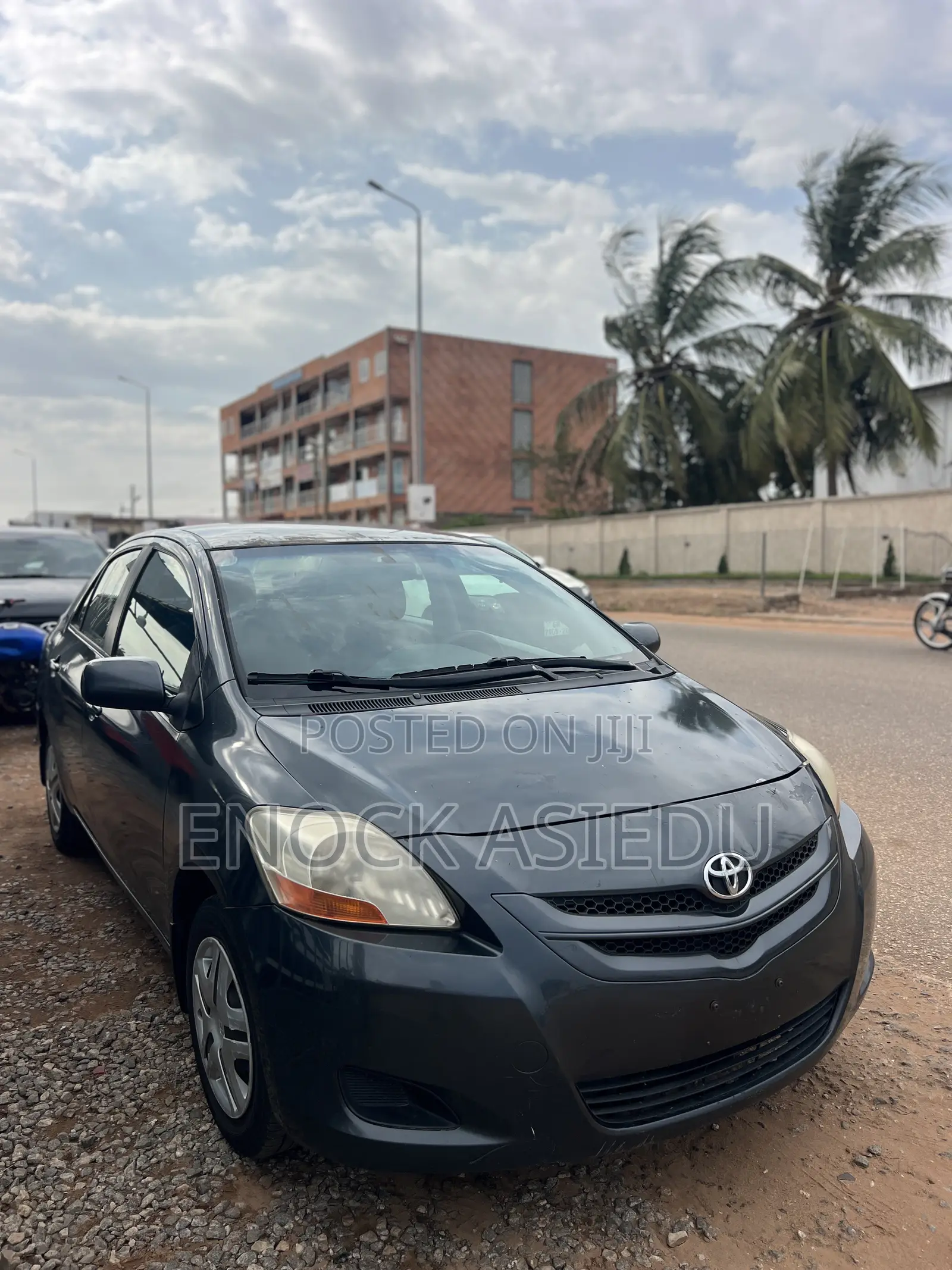 Toyota Yaris Base Sedan 4dr 2010 Gray