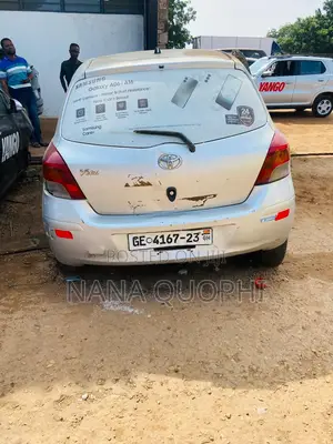 Toyota Vitz 2010 Silver