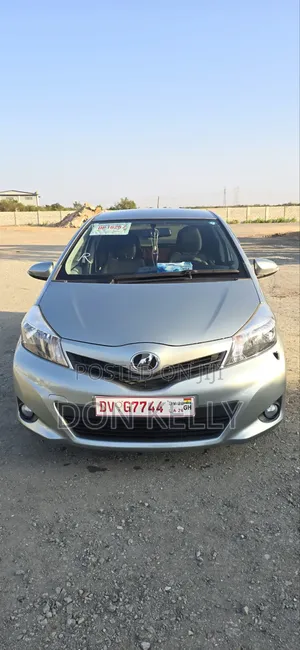 Toyota Vitz 2013 Silver