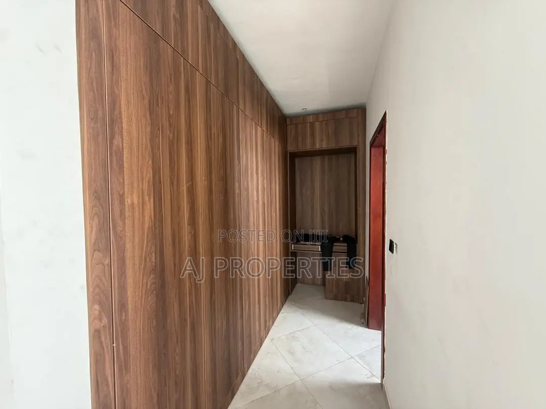5bdrm House in East Legon for sale