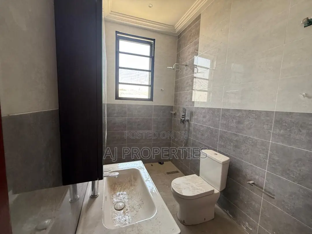 5bdrm House in East Legon for sale