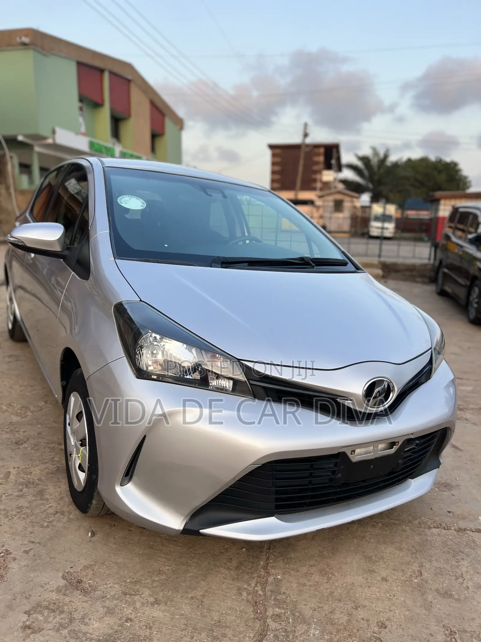 Toyota Vitz 1.0 FWD 5dr 2015 Silver