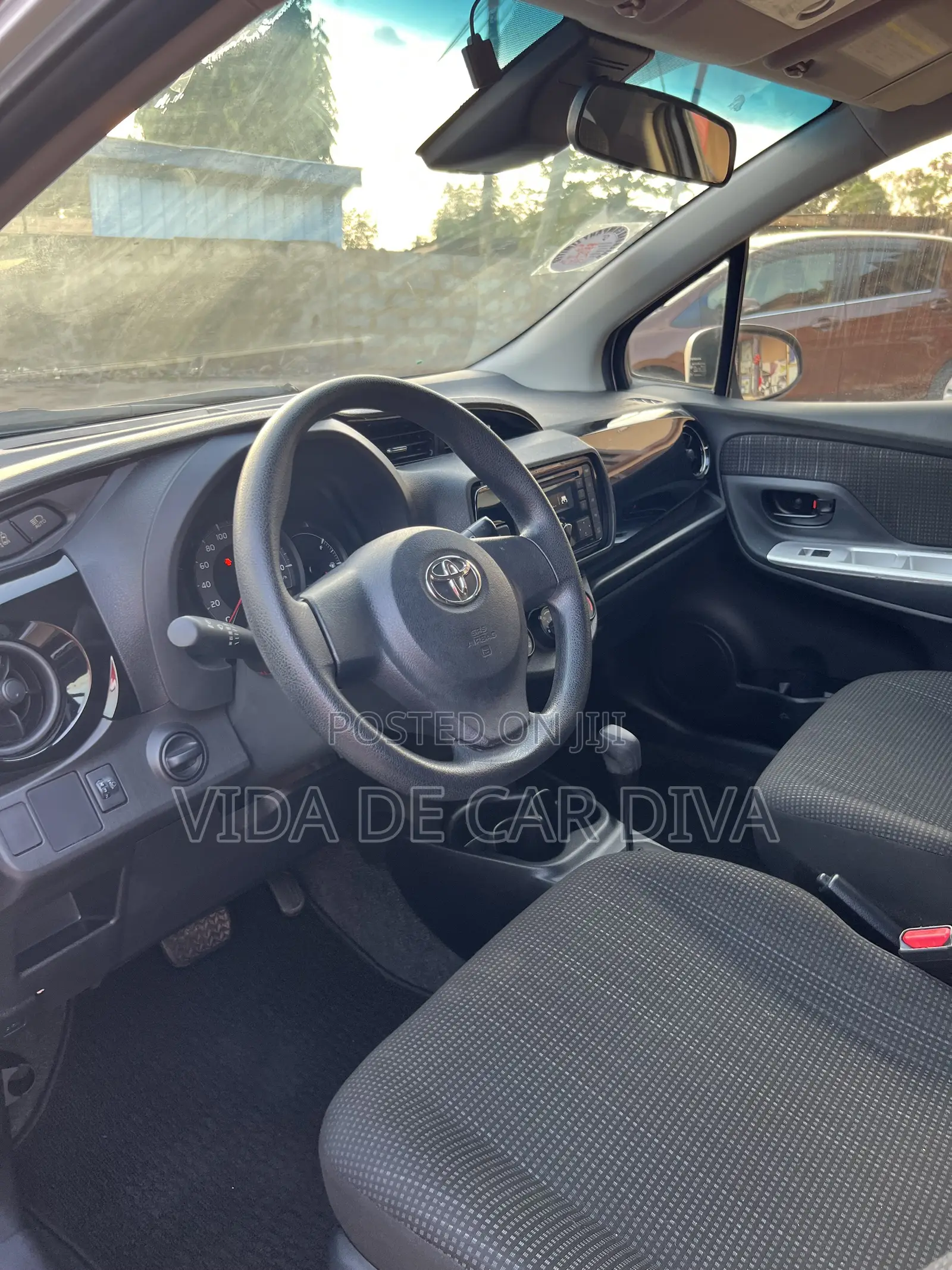 Toyota Vitz 1.0 FWD 5dr 2015 Silver