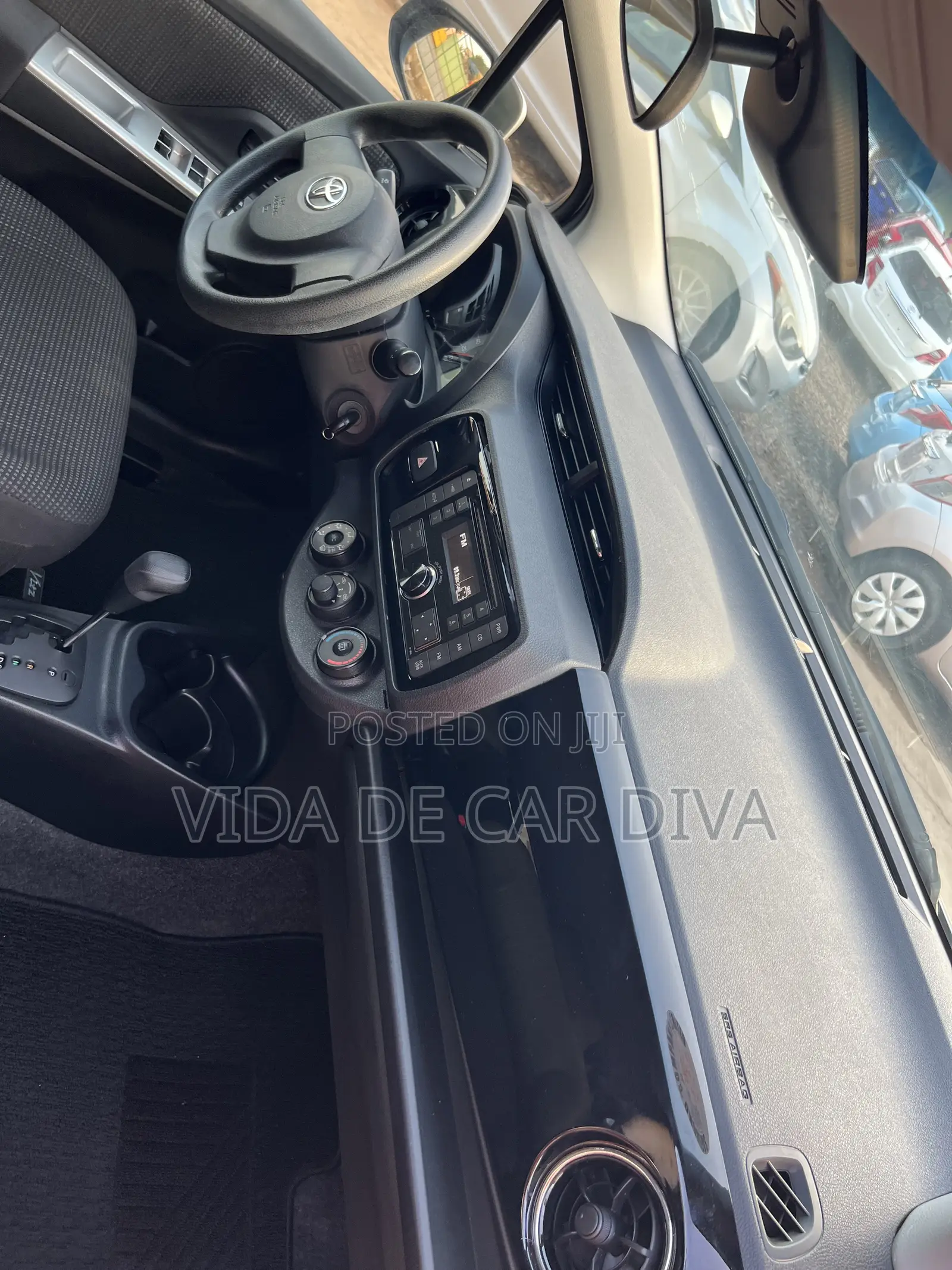 Toyota Vitz 1.0 FWD 5dr 2015 Silver