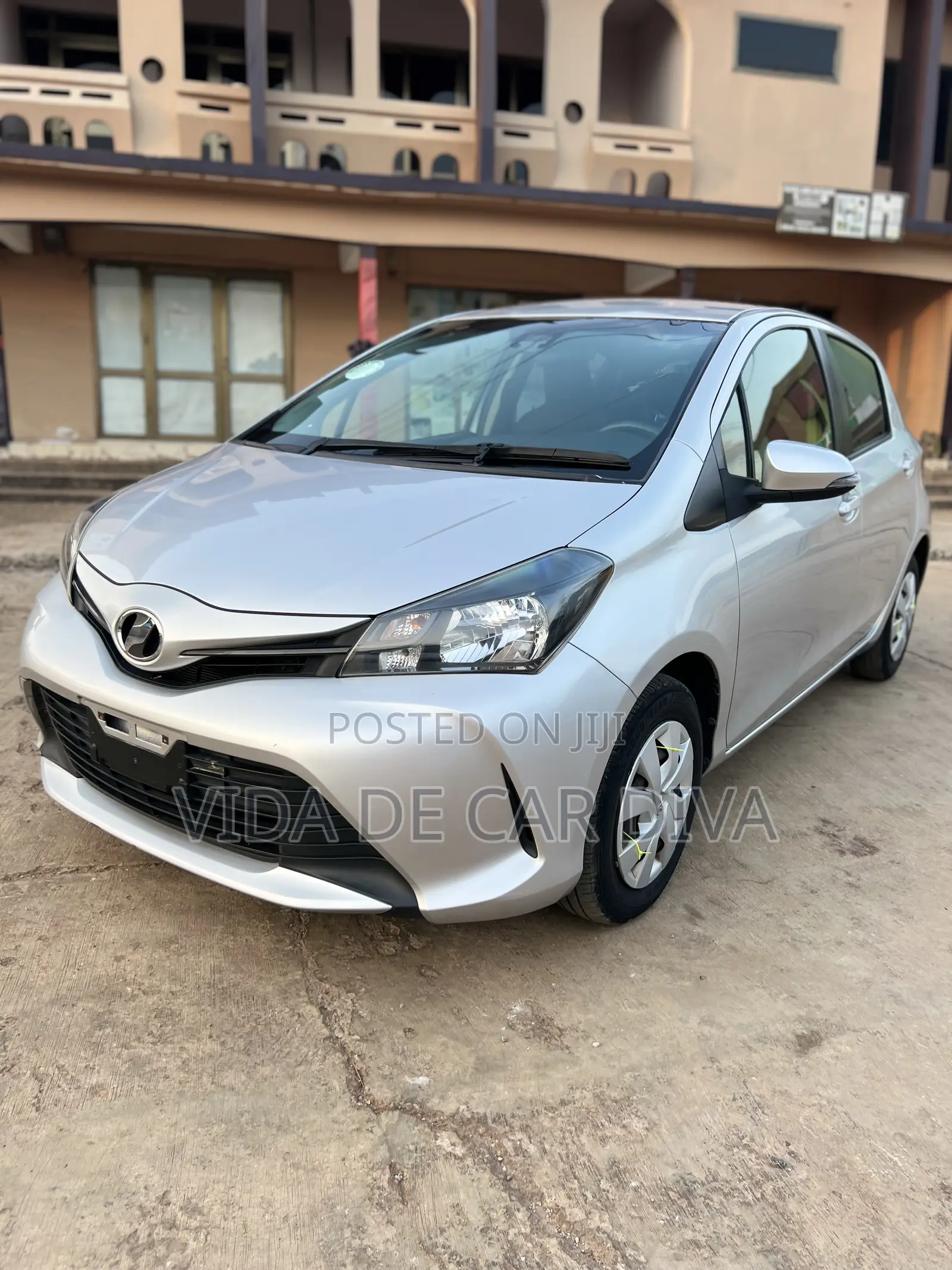 Toyota Vitz 1.0 FWD 5dr 2015 Silver