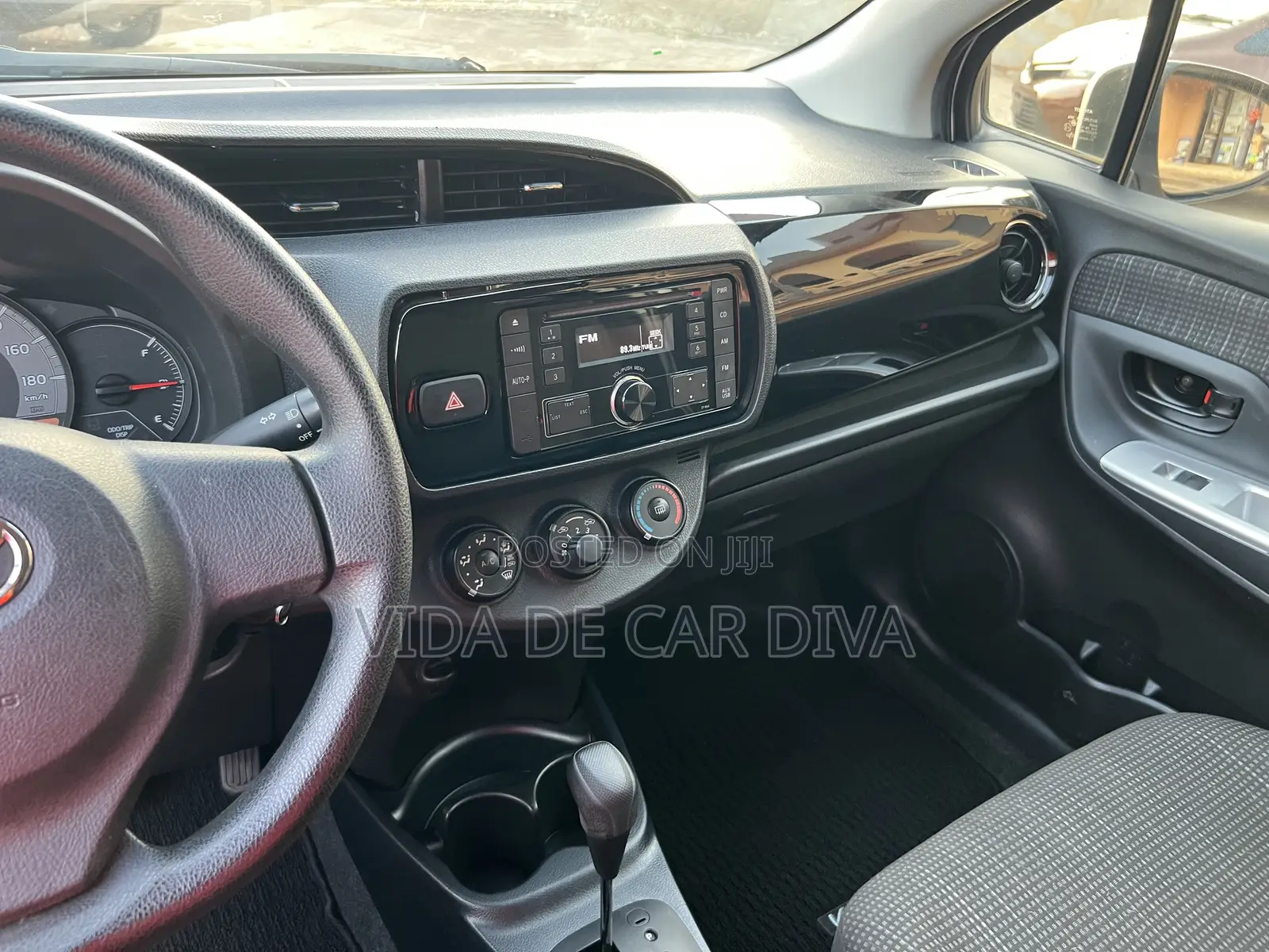 Toyota Vitz 1.0 FWD 5dr 2015 Silver