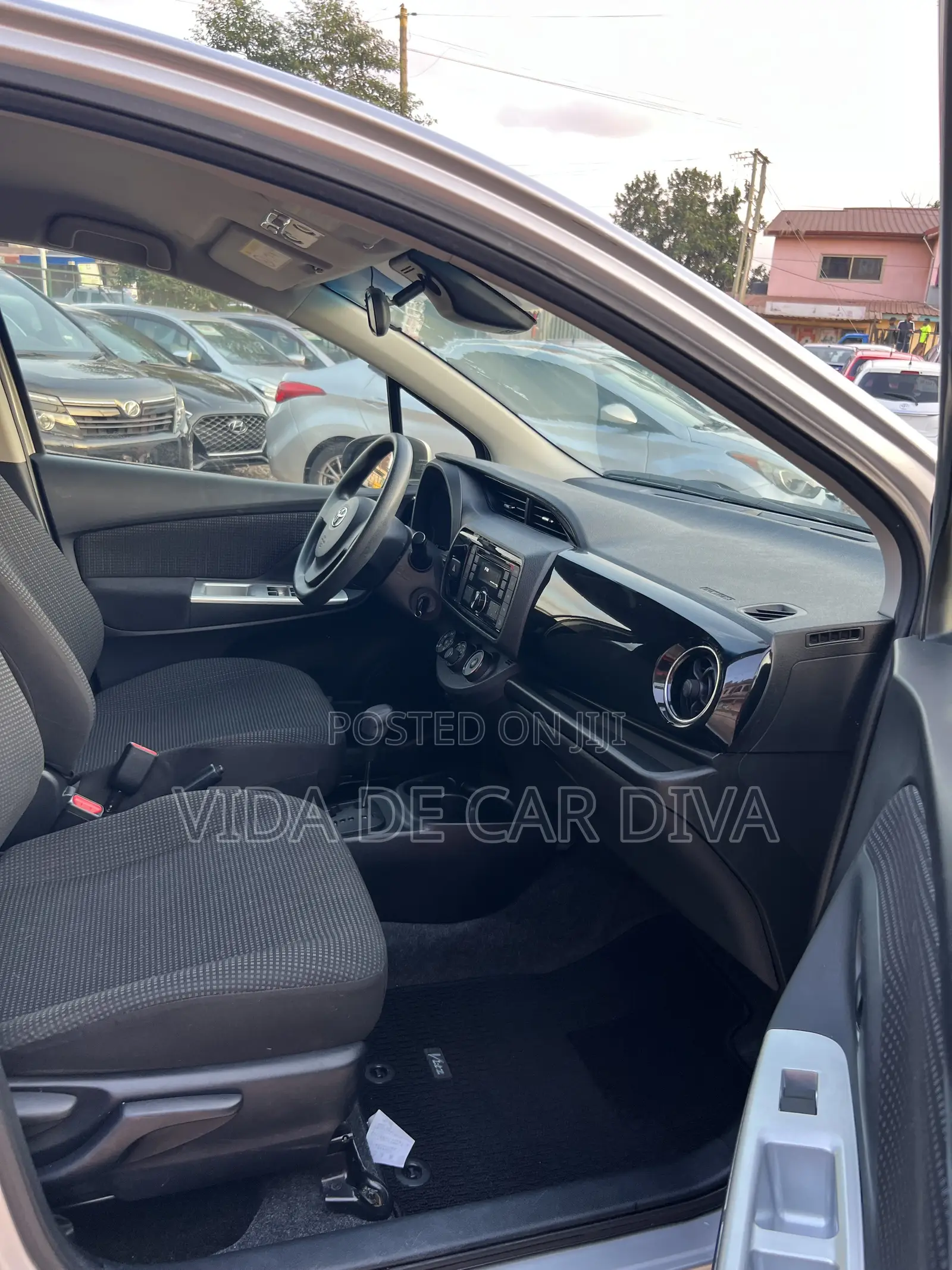 Toyota Vitz 1.0 FWD 5dr 2015 Silver