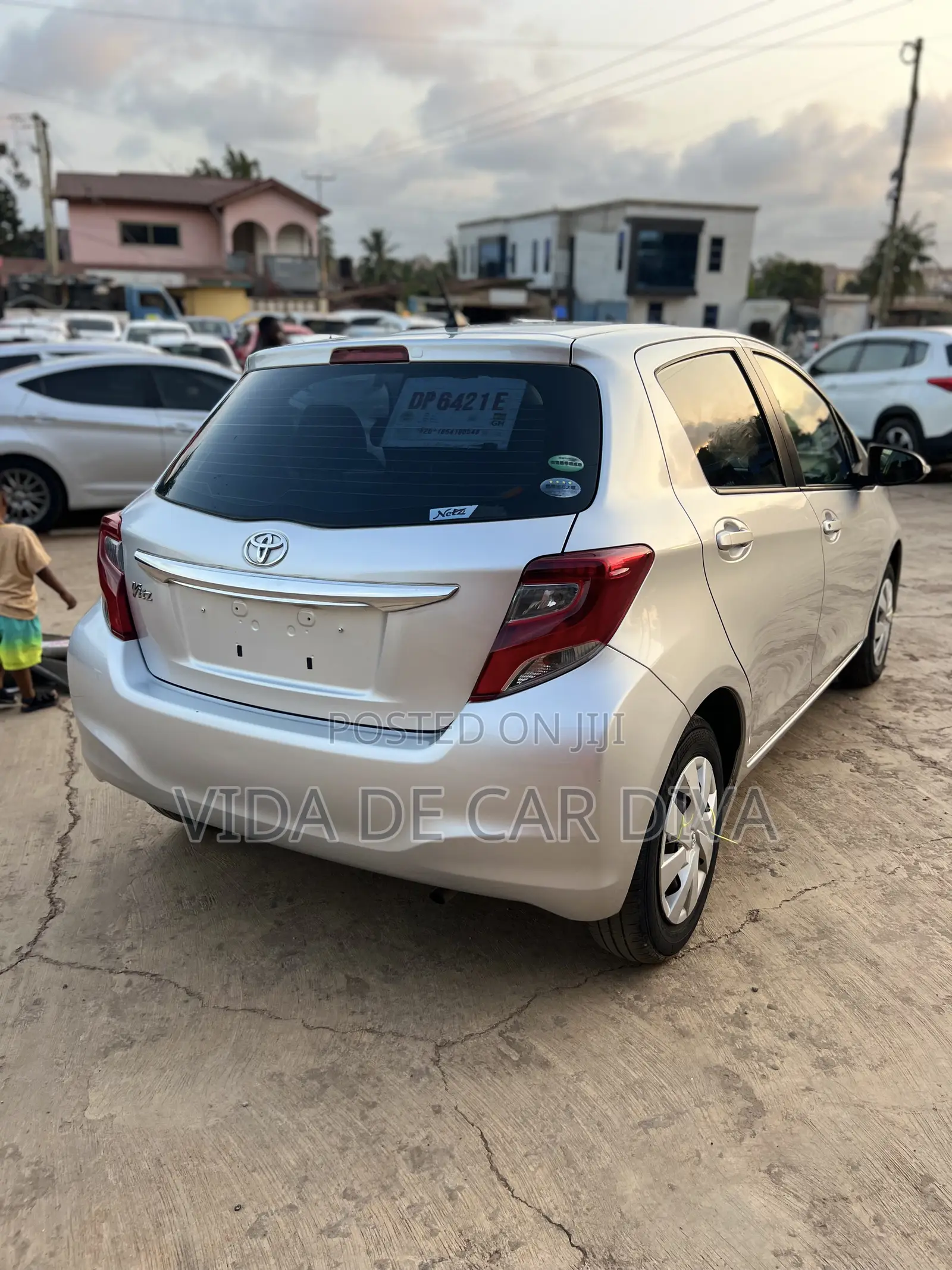 Toyota Vitz 1.0 FWD 5dr 2015 Silver
