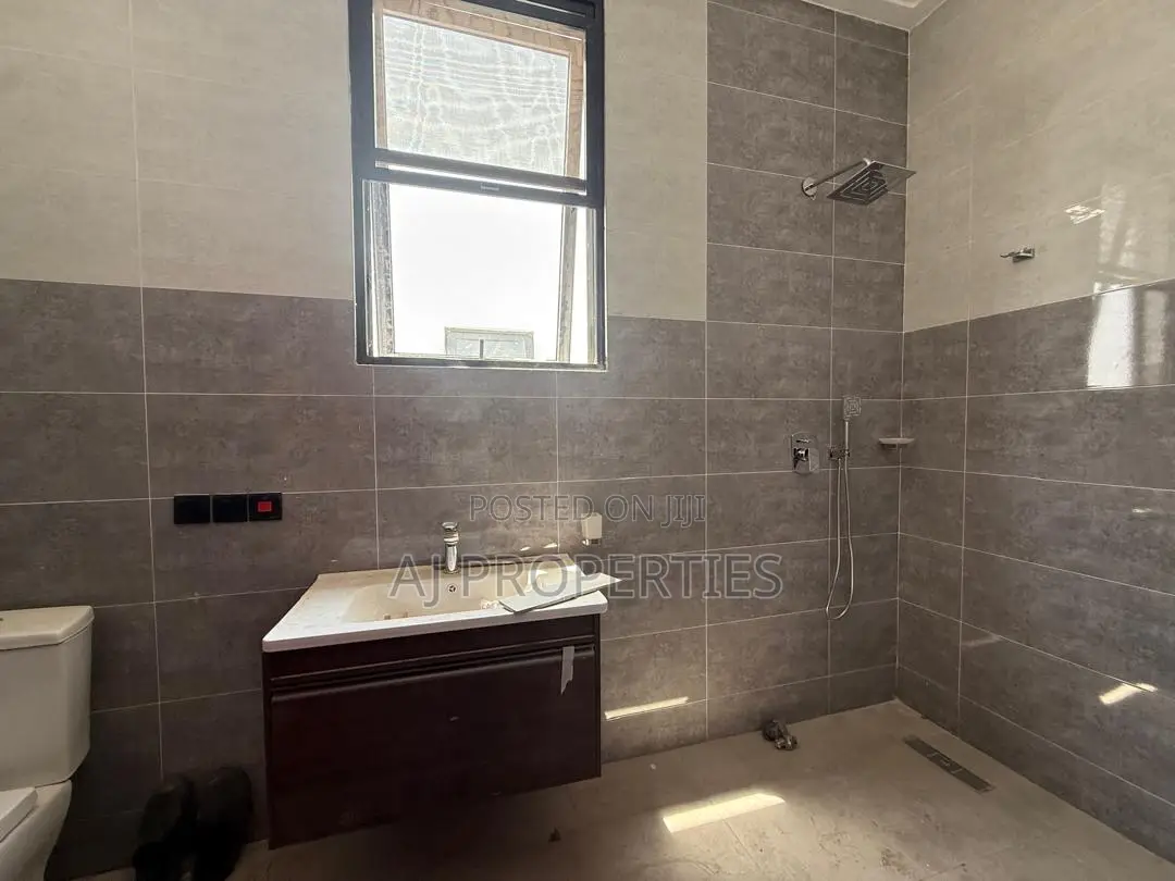 5bdrm House in East Legon for sale