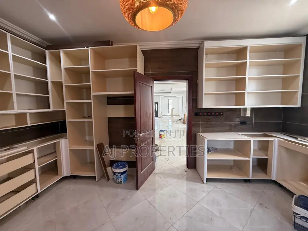 5bdrm House in East Legon for sale