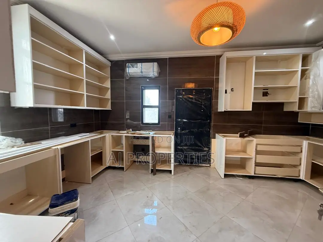 5bdrm House in East Legon for sale