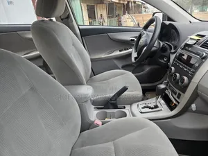 Toyota Corolla LE 4dr Sedan (1.8L 4cyl 4A) 2013 Gray