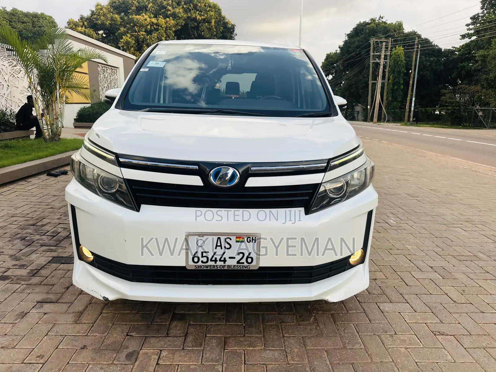 Toyota Voxy Hybrid V 2WD 7-Seater 2015 White