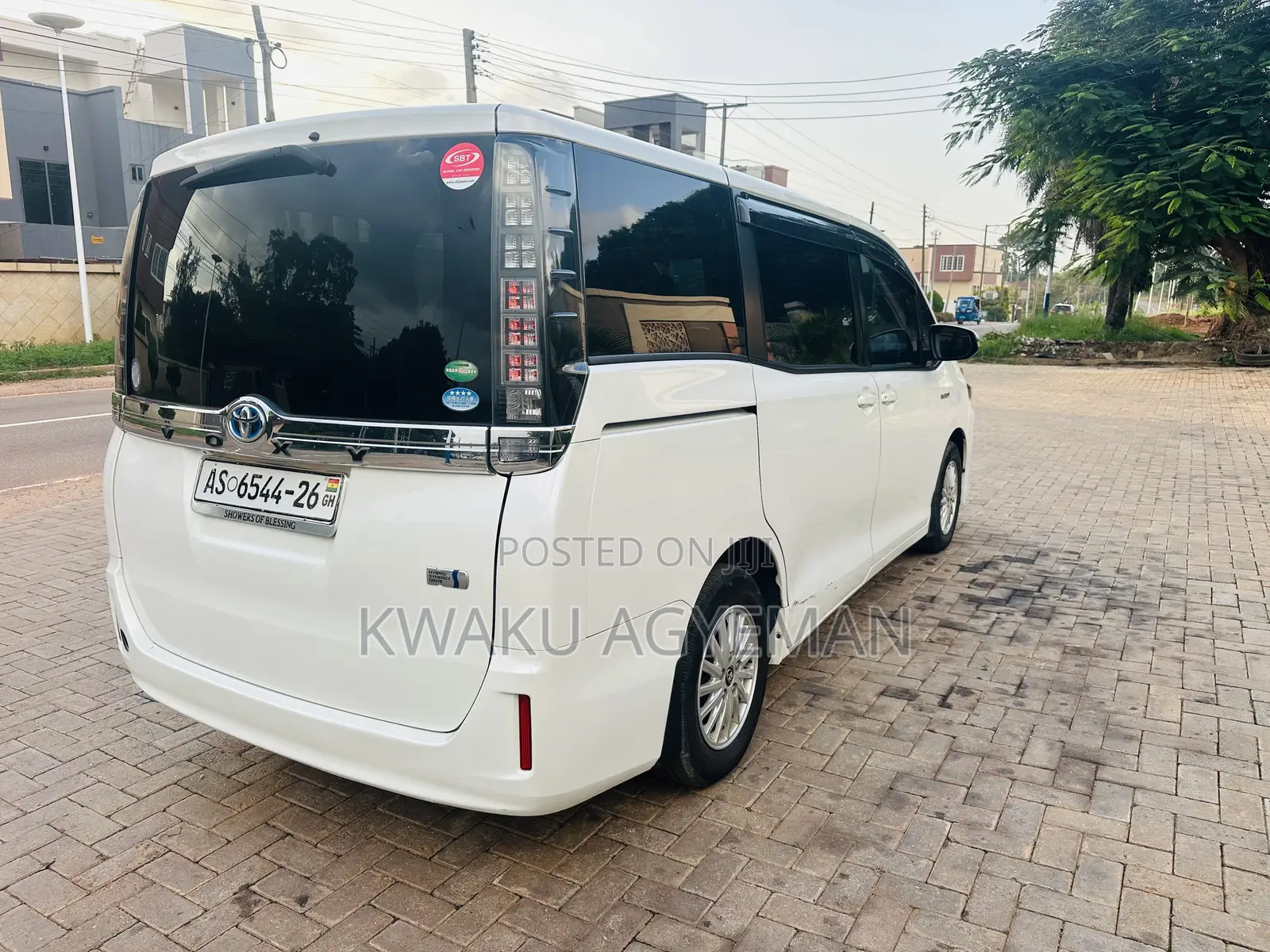 Toyota Voxy Hybrid V 2WD 7-Seater 2015 White
