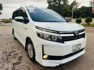 Toyota Voxy Hybrid V 2WD 7-Seater 2015 White