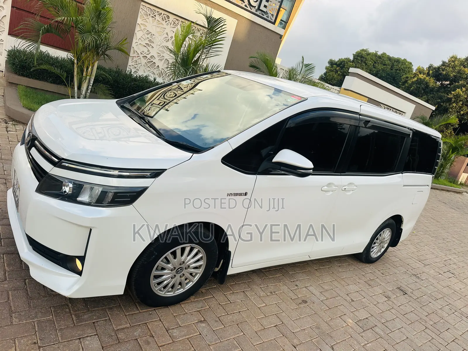 Toyota Voxy Hybrid V 2WD 7-Seater 2015 White