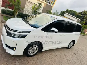 Toyota Voxy Hybrid V 2WD 7-Seater 2015 White
