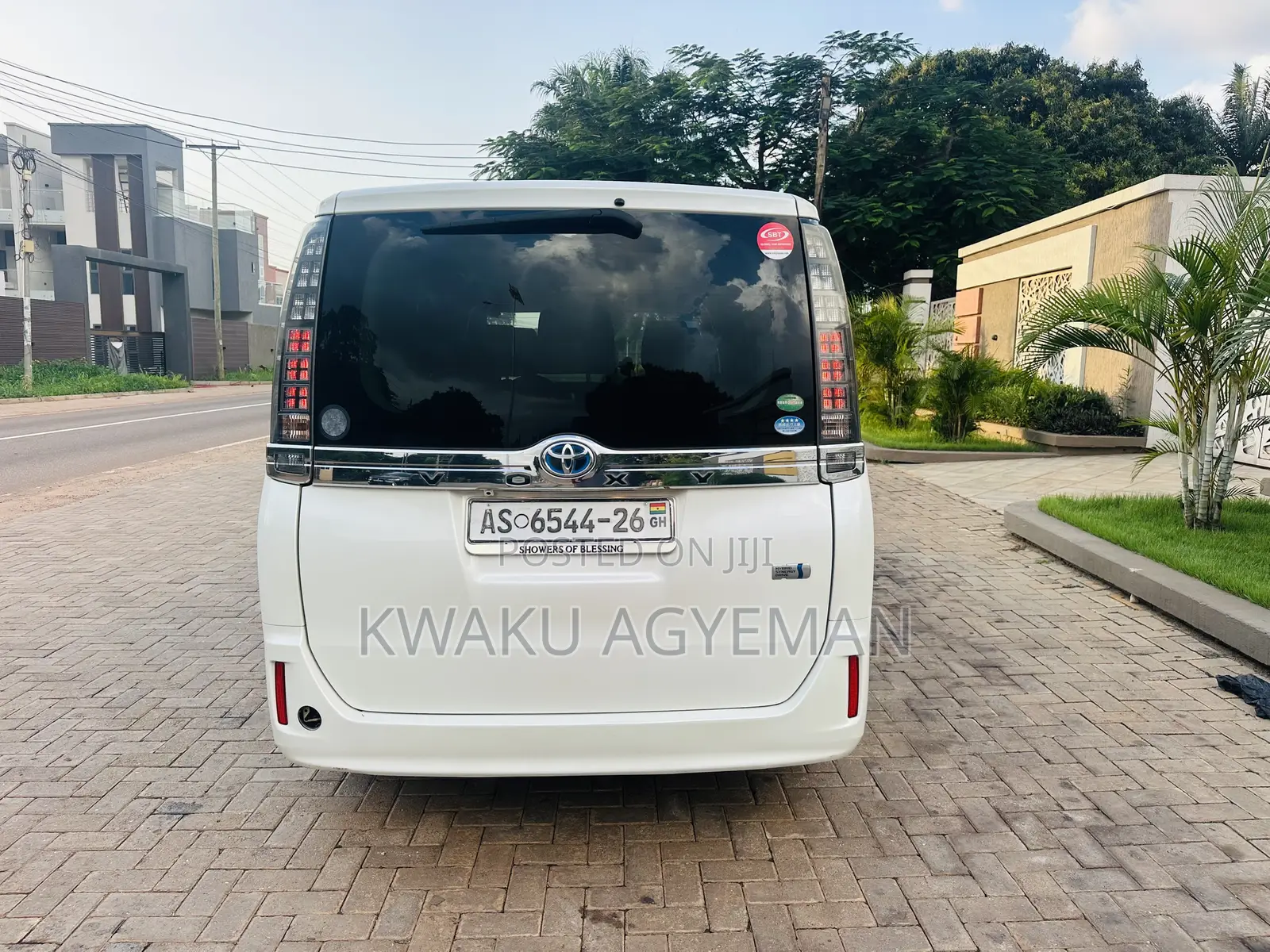 Toyota Voxy Hybrid V 2WD 7-Seater 2015 White