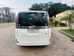 Toyota Voxy Hybrid V 2WD 7-Seater 2015 White