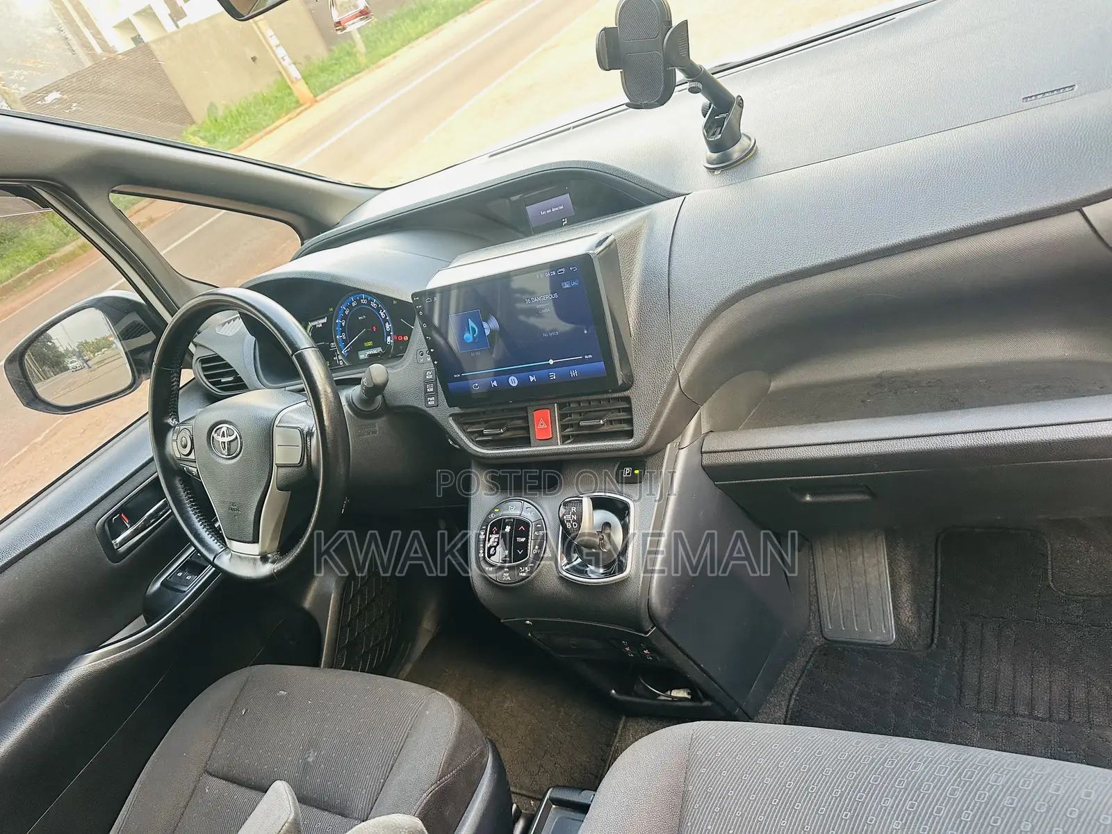 Toyota Voxy Hybrid V 2WD 7-Seater 2015 White