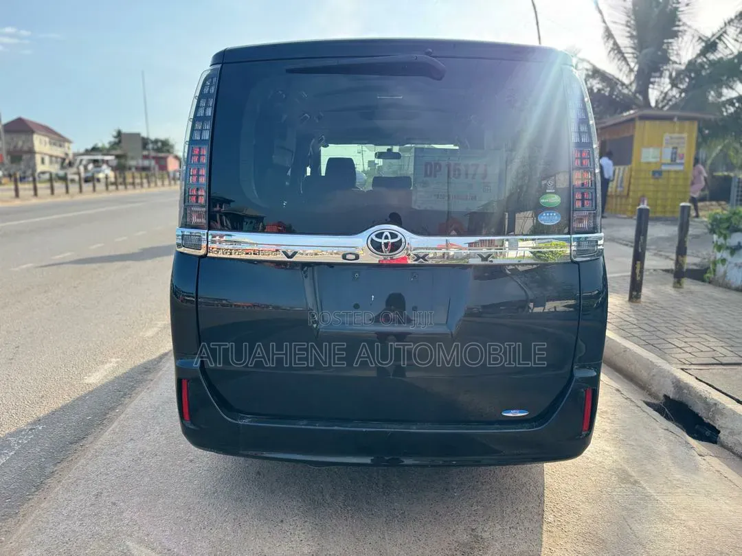 Toyota Voxy V 4WD 8-Seater 2015 Black