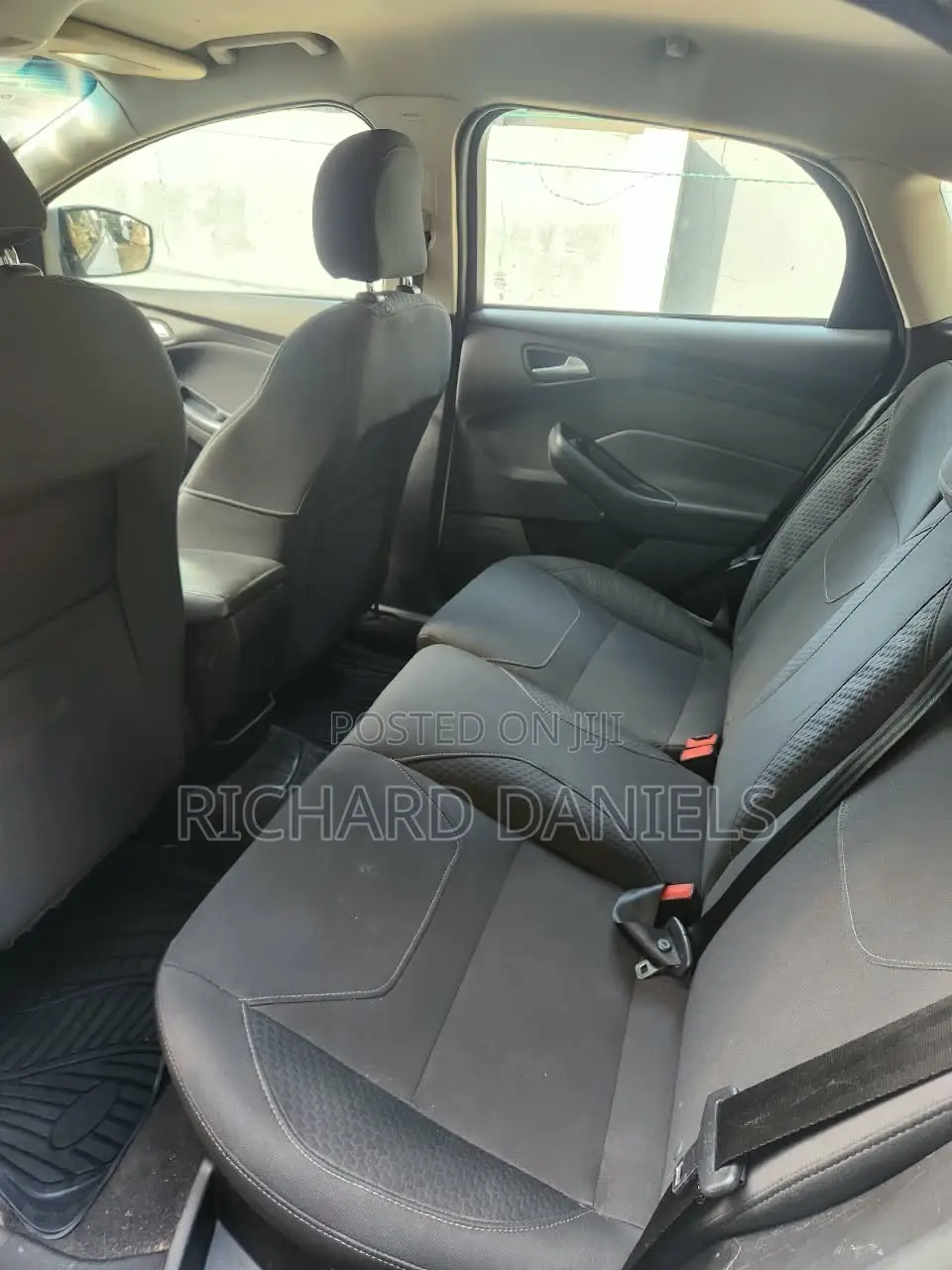 Ford Focus Titanium Hatchback FWD (2.0L 4cyl 6A) 2016 White