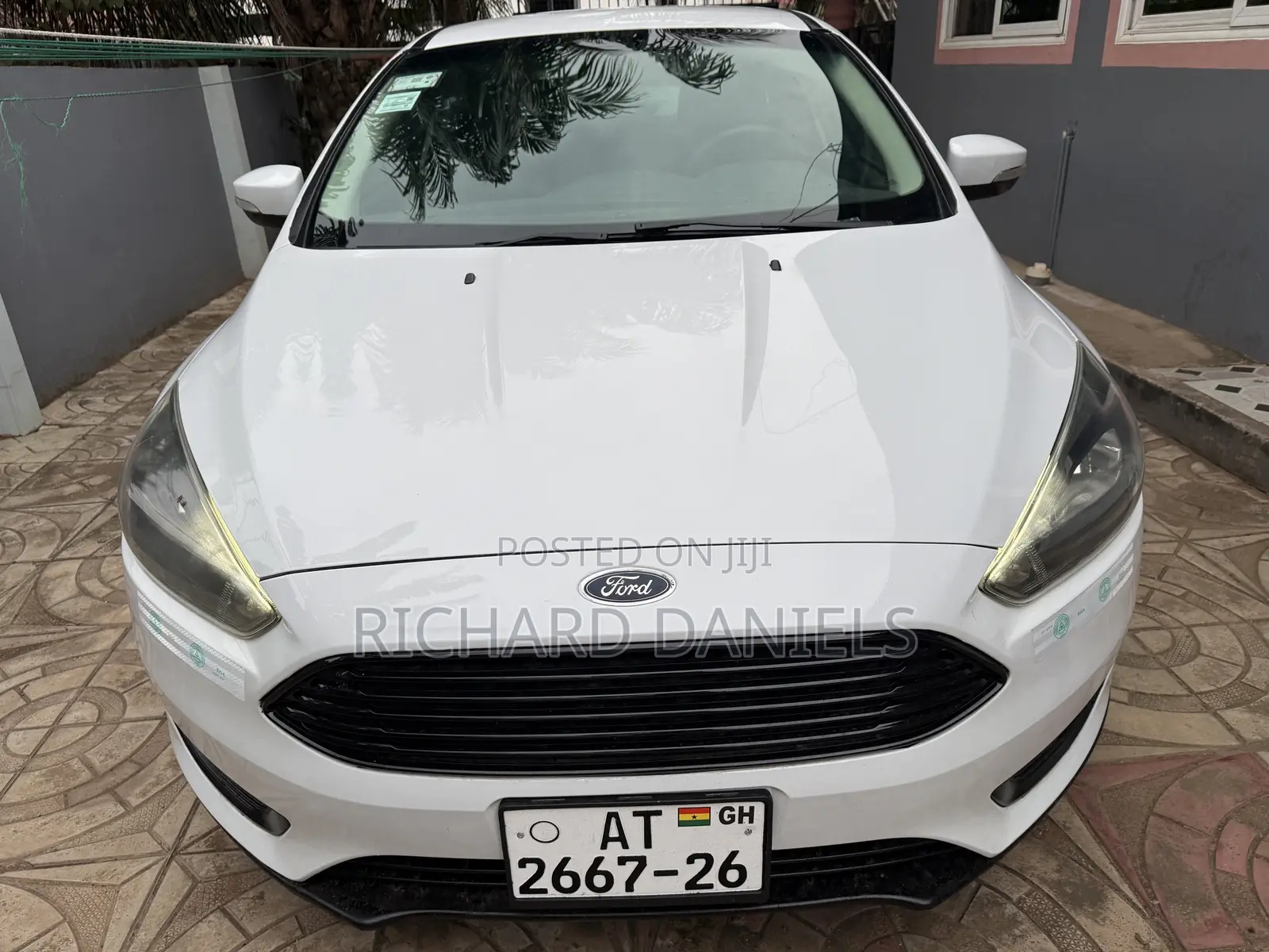 Ford Focus Titanium Hatchback FWD (2.0L 4cyl 6A) 2016 White