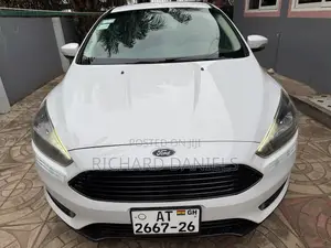 Ford Focus Titanium Hatchback FWD (2.0L 4cyl 6A) 2016 White