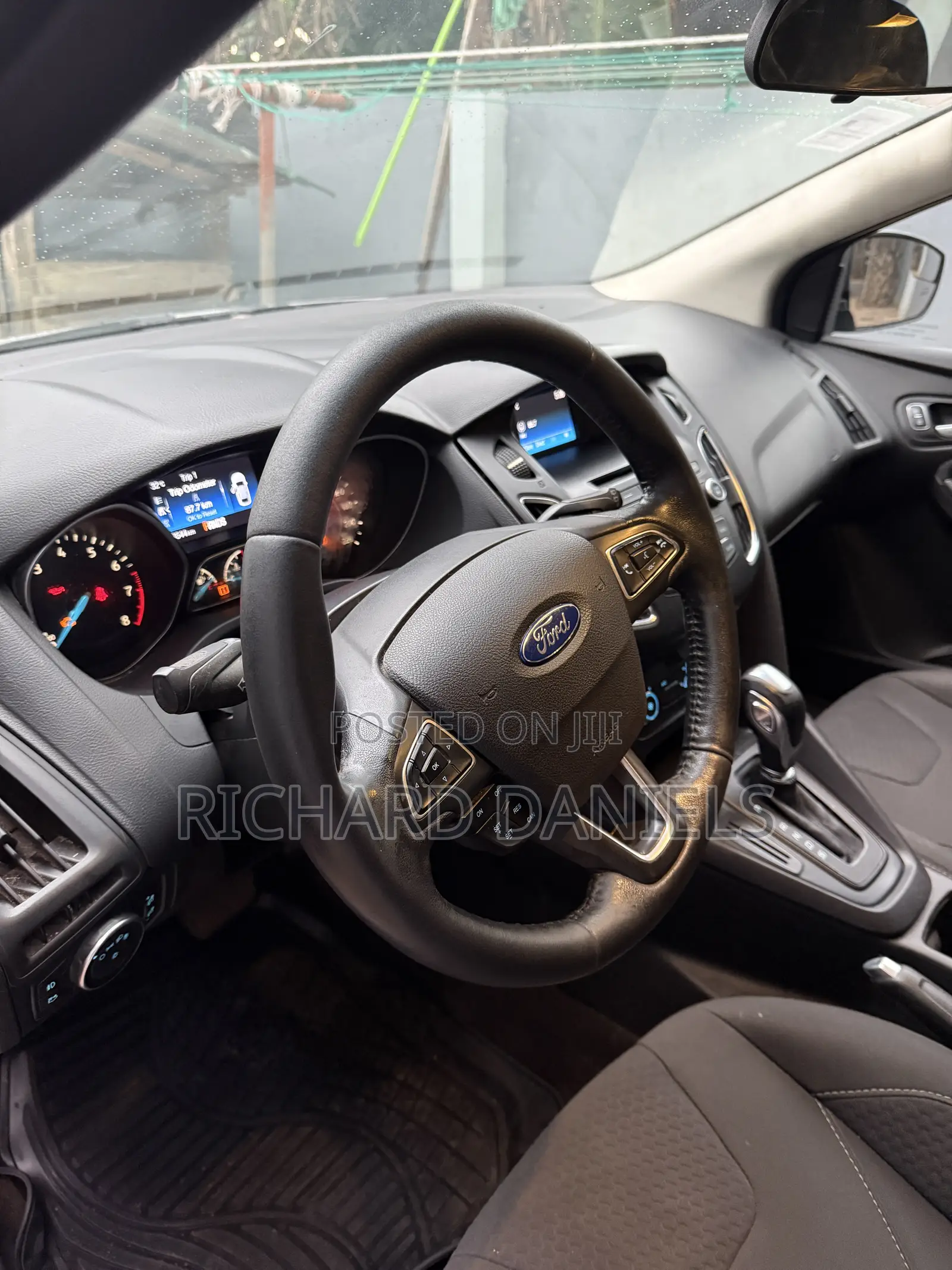 Ford Focus Titanium Hatchback FWD (2.0L 4cyl 6A) 2016 White