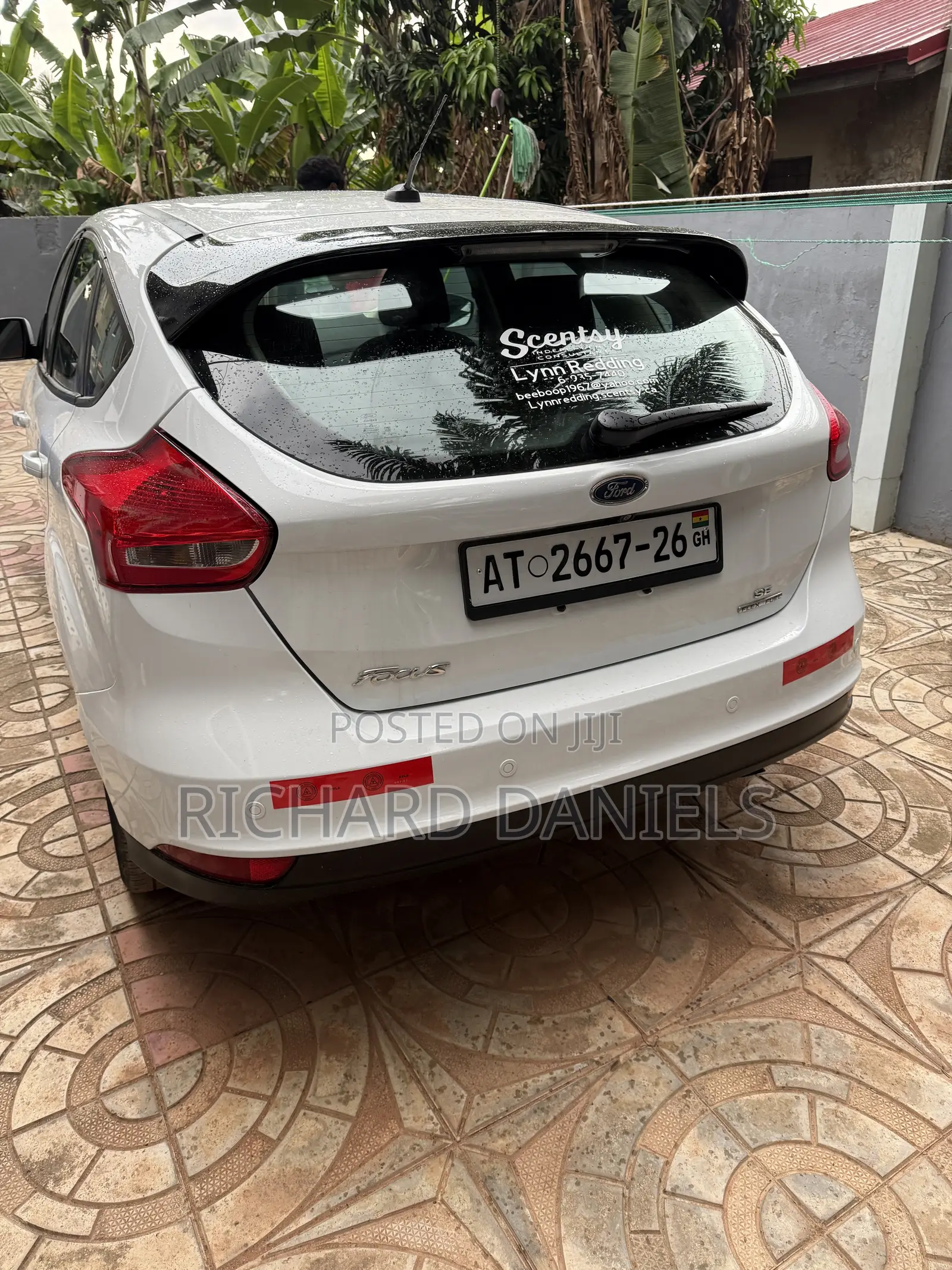 Ford Focus Titanium Hatchback FWD (2.0L 4cyl 6A) 2016 White
