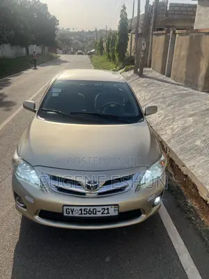 Toyota Corolla 2013 Gold
