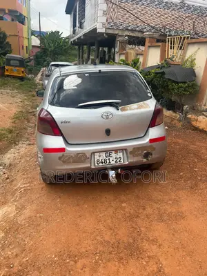 Toyota Vitz 1.0 FWD 5dr 2010 Gray