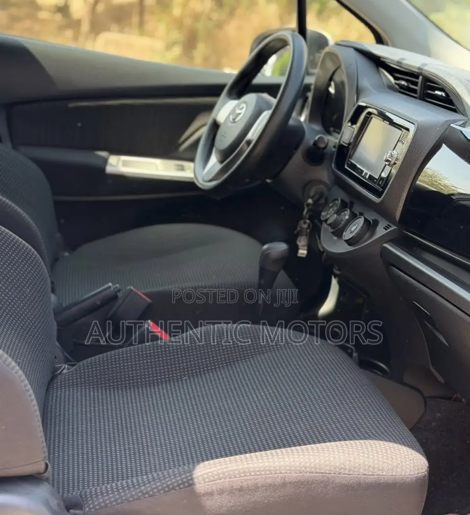 Toyota Vitz 1.3 AWD 5dr 2016 White
