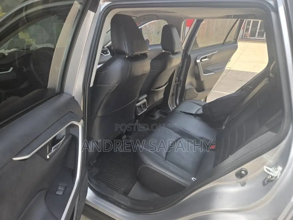 Toyota RAV4 XLE Premium 2022 Silver