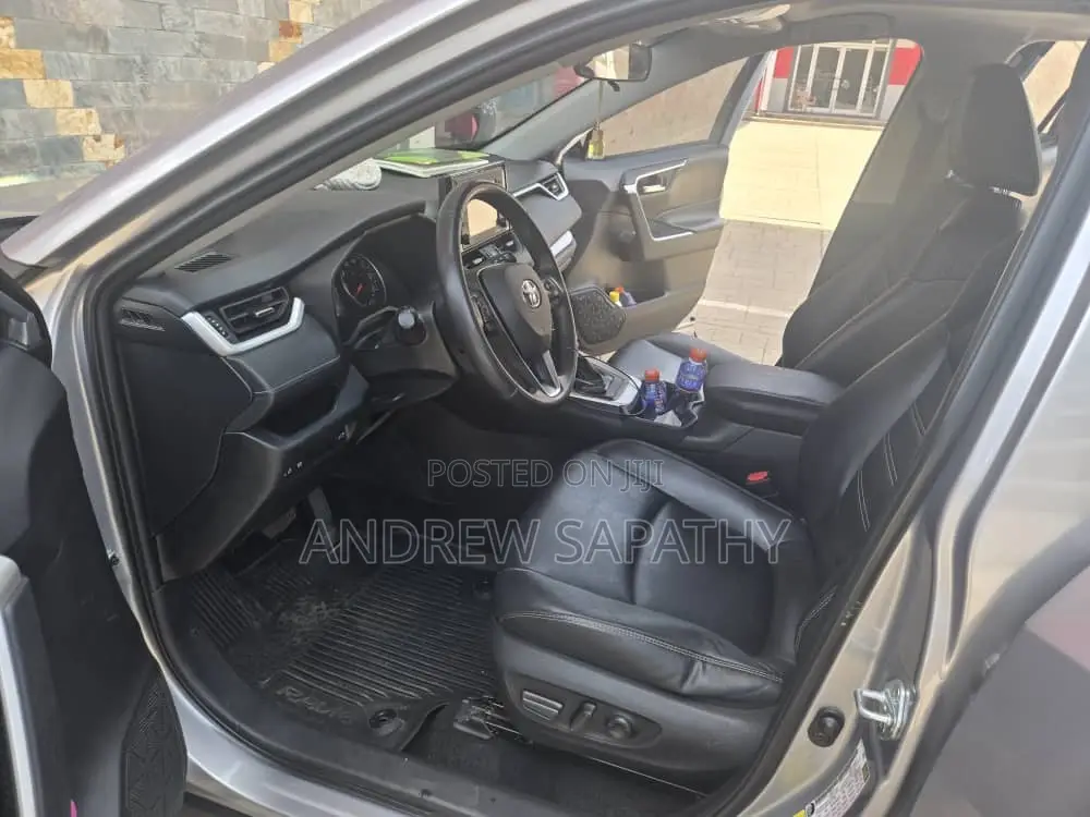 Toyota RAV4 XLE Premium 2022 Silver