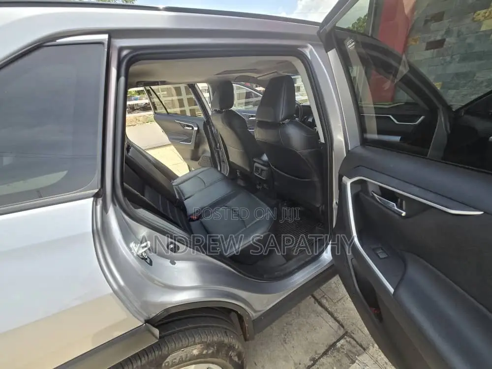 Toyota RAV4 XLE Premium 2022 Silver