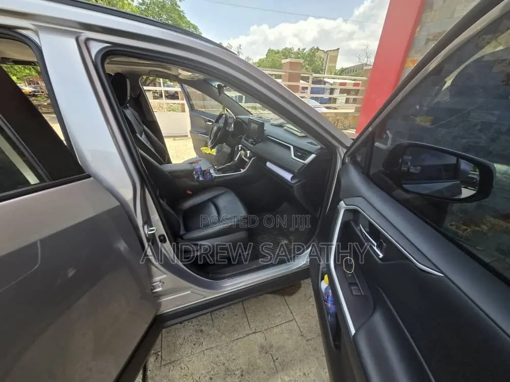 Toyota RAV4 XLE Premium 2022 Silver