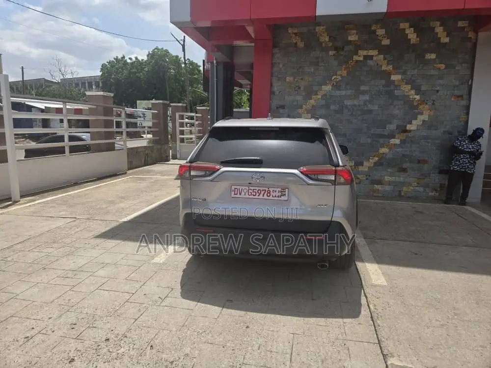 Toyota RAV4 XLE Premium 2022 Silver